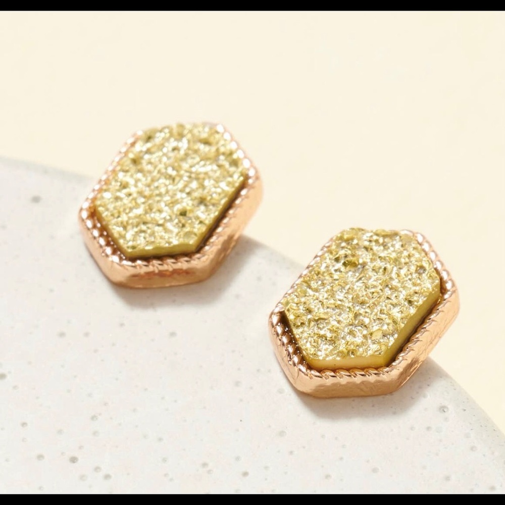Druzy Stud earrings 
0.5”
Lead compliant Nickle free
